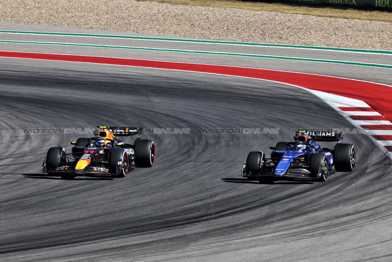 GP STATI UNITI, Franco Colapinto (ARG) Williams Racing FW46 e Sergio Perez (MEX) Red Bull Racing RB20 battle for position.

20.10.2024. Formula 1 World Championship, Rd 19, United States Grand Prix, Austin, Texas, USA, Gara Day.

- www.xpbimages.com, EMail: requests@xpbimages.com © Copyright: Bearne / XPB Images