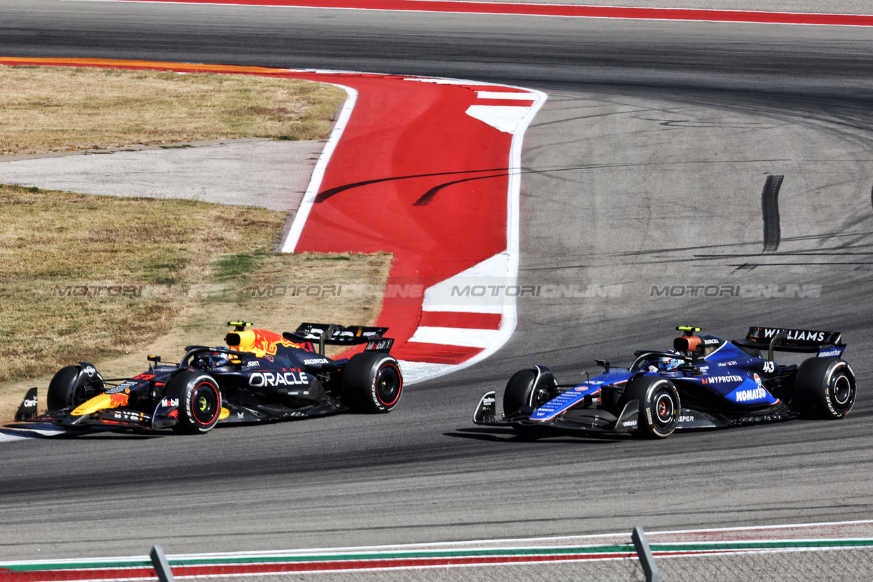 GP STATI UNITI, Franco Colapinto (ARG) Williams Racing FW46 e Sergio Perez (MEX) Red Bull Racing RB20 battle for position.

20.10.2024. Formula 1 World Championship, Rd 19, United States Grand Prix, Austin, Texas, USA, Gara Day.

- www.xpbimages.com, EMail: requests@xpbimages.com © Copyright: Bearne / XPB Images