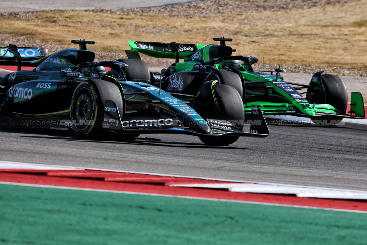 GP STATI UNITI, Lance Stroll (CDN) Aston Martin F1 Team AMR24 e Valtteri Bottas (FIN) Sauber C44 battle for position.

20.10.2024. Formula 1 World Championship, Rd 19, United States Grand Prix, Austin, Texas, USA, Gara Day.

- www.xpbimages.com, EMail: requests@xpbimages.com © Copyright: Bearne / XPB Images