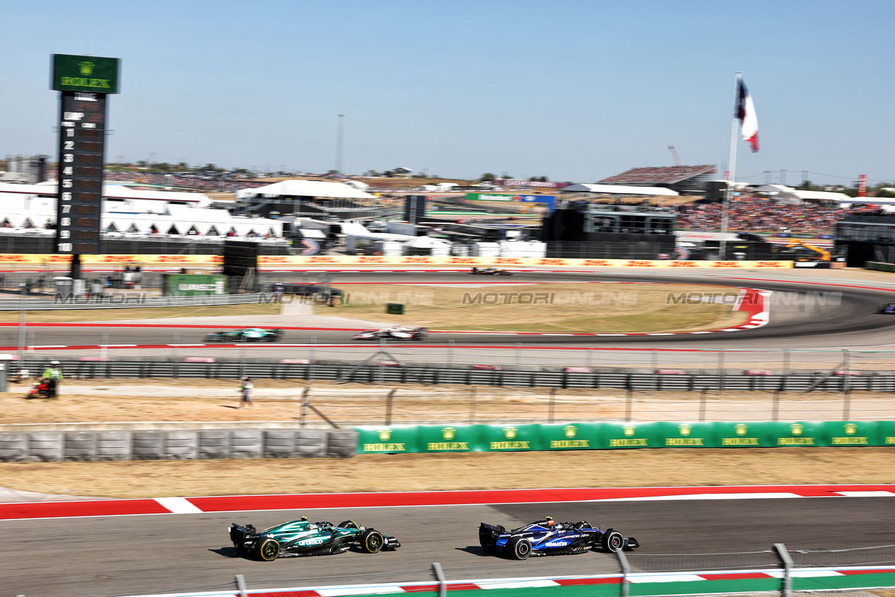 GP STATI UNITI, Franco Colapinto (ARG) Williams Racing FW46 e Fernando Alonso (ESP) Aston Martin F1 Team AMR24.

20.10.2024. Formula 1 World Championship, Rd 19, United States Grand Prix, Austin, Texas, USA, Gara Day.

- www.xpbimages.com, EMail: requests@xpbimages.com © Copyright: Bearne / XPB Images