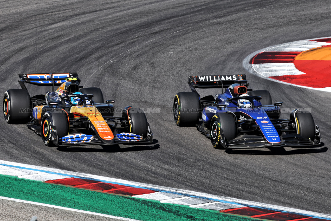 GP STATI UNITI, Pierre Gasly (FRA) Alpine F1 Team A524 e Alexander Albon (THA) Williams Racing FW46 battle for position.

20.10.2024. Formula 1 World Championship, Rd 19, United States Grand Prix, Austin, Texas, USA, Gara Day.

- www.xpbimages.com, EMail: requests@xpbimages.com © Copyright: Bearne / XPB Images