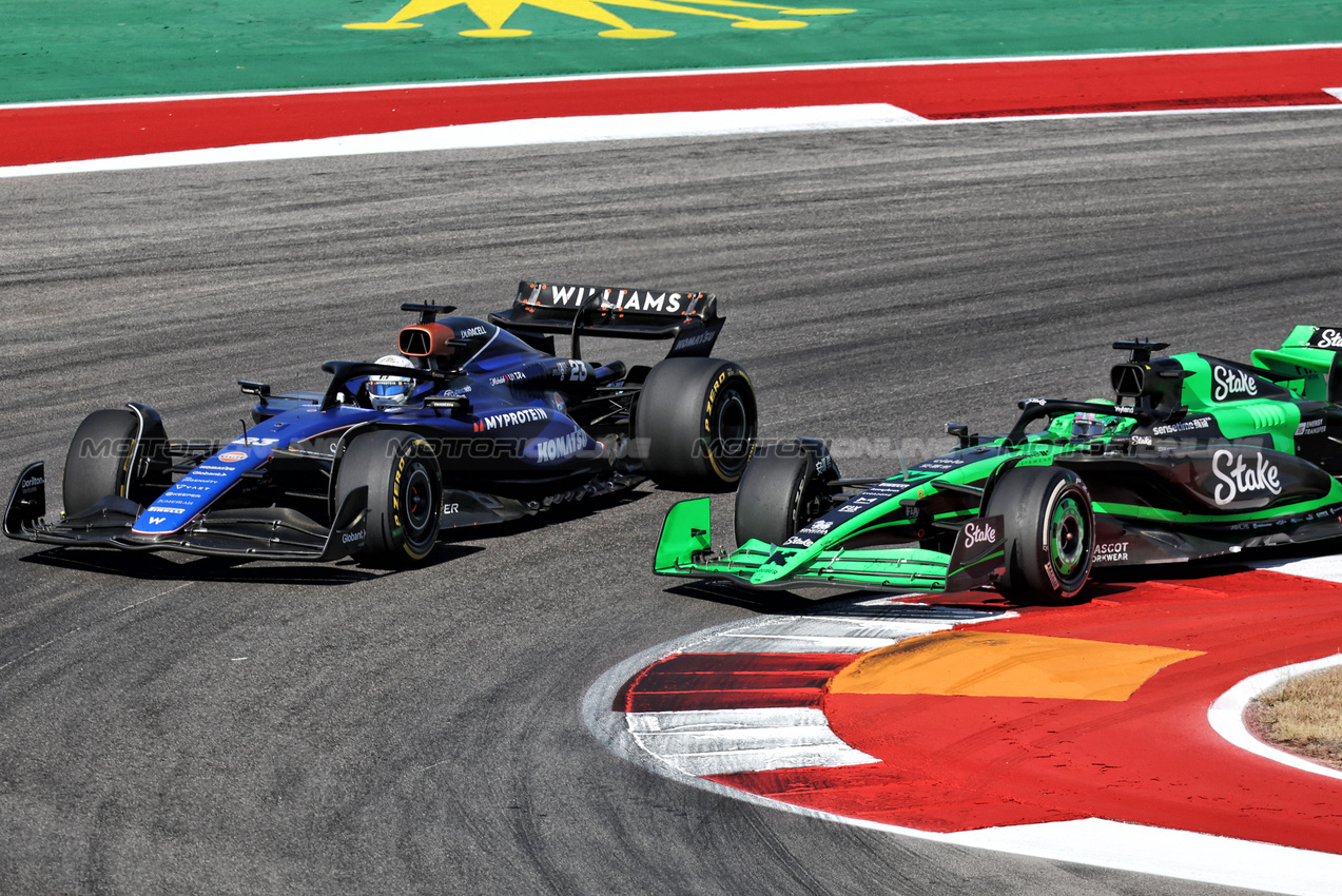 GP STATI UNITI, Alexander Albon (THA) Williams Racing FW46 e Valtteri Bottas (FIN) Sauber C44 battle for position.

20.10.2024. Formula 1 World Championship, Rd 19, United States Grand Prix, Austin, Texas, USA, Gara Day.

- www.xpbimages.com, EMail: requests@xpbimages.com © Copyright: Bearne / XPB Images