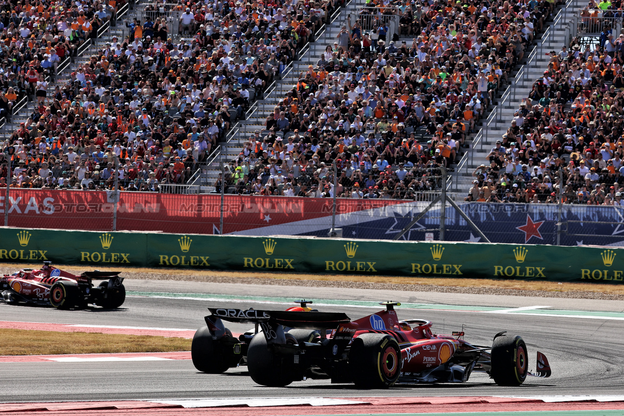 GP STATI UNITI, Carlos Sainz Jr (ESP) Ferrari SF-24 e Max Verstappen (NLD) Red Bull Racing RB20 battle for position.

20.10.2024. Formula 1 World Championship, Rd 19, United States Grand Prix, Austin, Texas, USA, Gara Day.

- www.xpbimages.com, EMail: requests@xpbimages.com © Copyright: Bearne / XPB Images