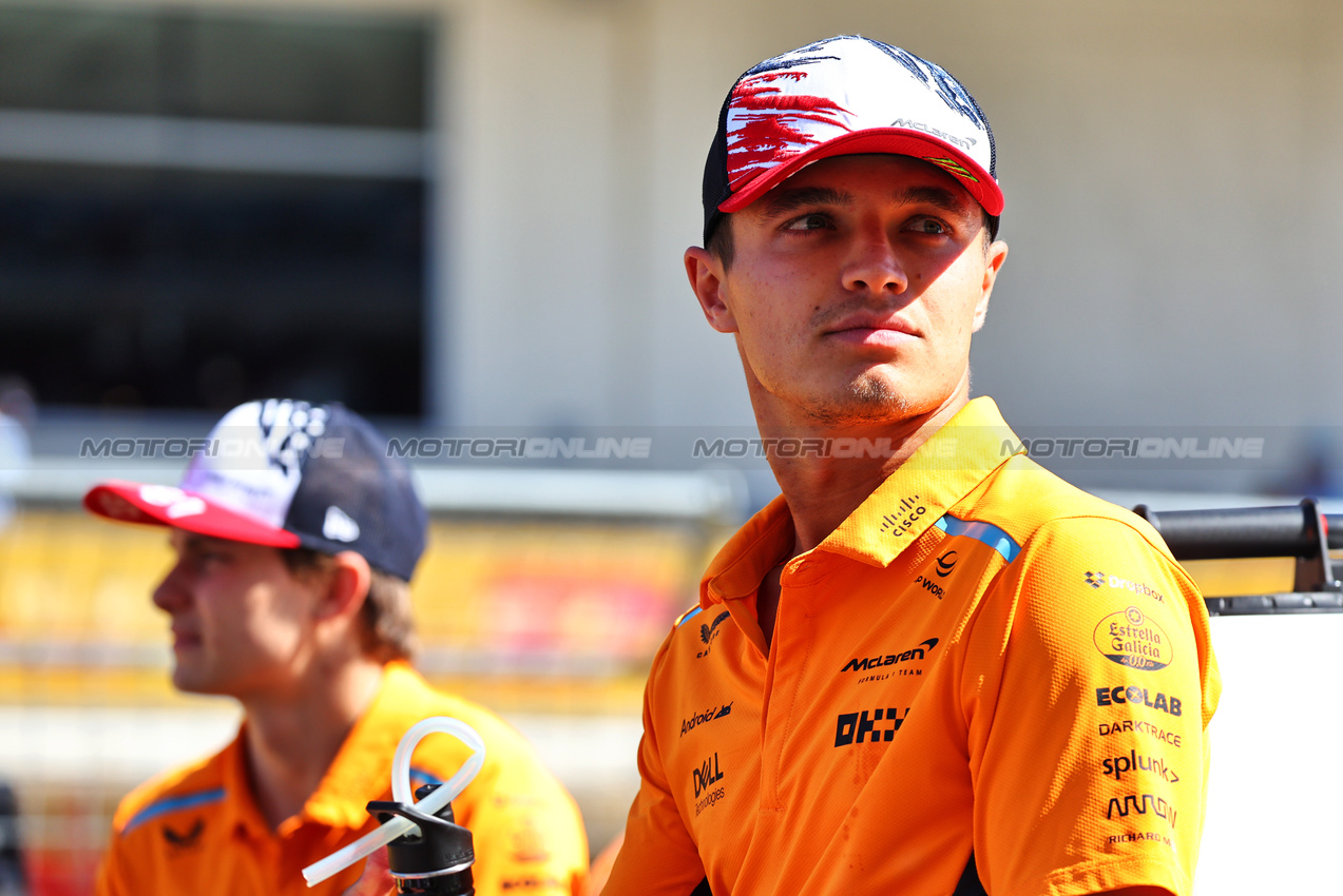 GP STATI UNITI, Lando Norris (GBR) McLaren on the drivers' parade.

20.10.2024. Formula 1 World Championship, Rd 19, United States Grand Prix, Austin, Texas, USA, Gara Day.

- www.xpbimages.com, EMail: requests@xpbimages.com © Copyright: Batchelor / XPB Images