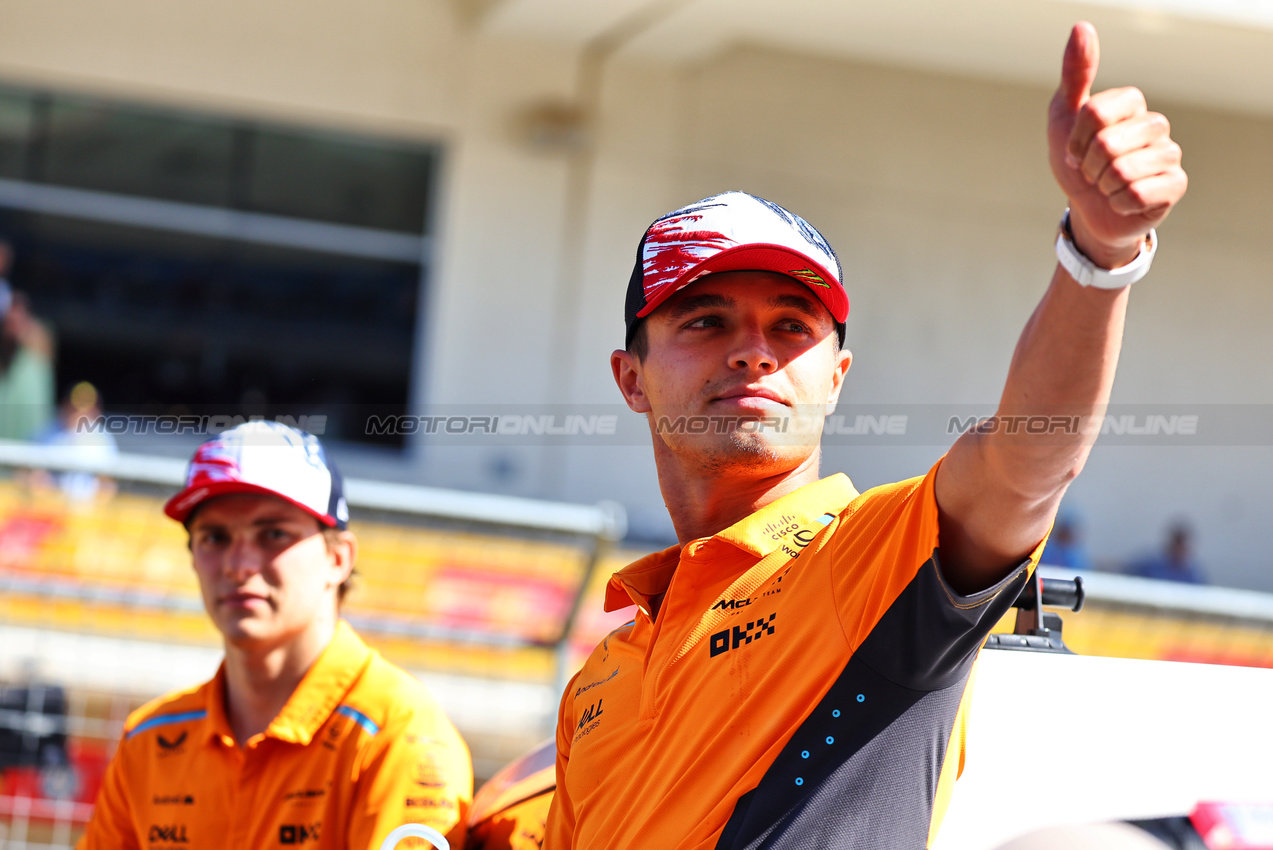 GP STATI UNITI, Lando Norris (GBR) McLaren on the drivers' parade.

20.10.2024. Formula 1 World Championship, Rd 19, United States Grand Prix, Austin, Texas, USA, Gara Day.

- www.xpbimages.com, EMail: requests@xpbimages.com © Copyright: Batchelor / XPB Images