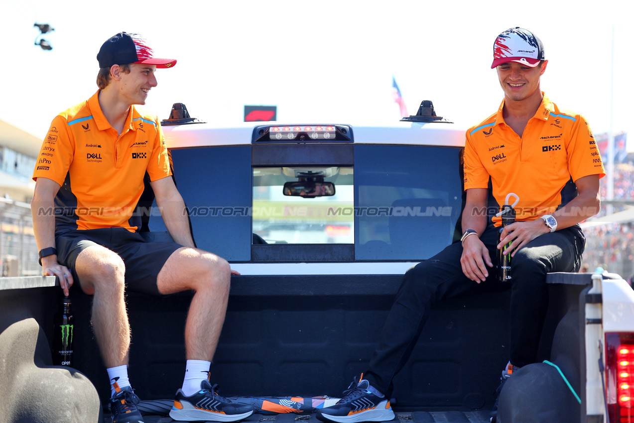 GP STATI UNITI, (L to R): Oscar Piastri (AUS) McLaren e Lando Norris (GBR) McLaren on the drivers' parade.

20.10.2024. Formula 1 World Championship, Rd 19, United States Grand Prix, Austin, Texas, USA, Gara Day.

- www.xpbimages.com, EMail: requests@xpbimages.com © Copyright: Batchelor / XPB Images