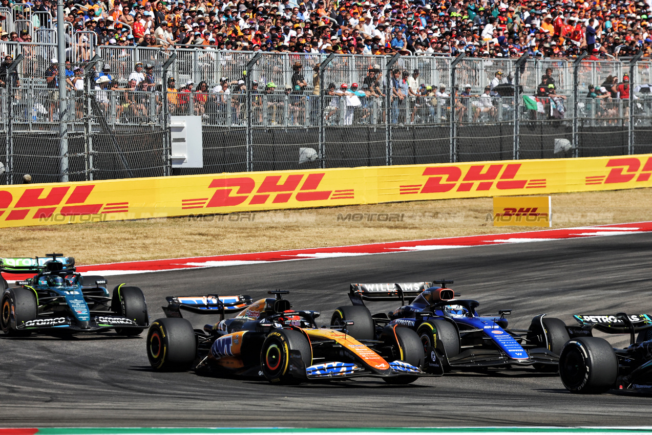 GP STATI UNITI, Esteban Ocon (FRA) Alpine F1 Team A524 e Alexander Albon (THA) Williams Racing FW46 battle for position.

20.10.2024. Formula 1 World Championship, Rd 19, United States Grand Prix, Austin, Texas, USA, Gara Day.

- www.xpbimages.com, EMail: requests@xpbimages.com © Copyright: Bearne / XPB Images