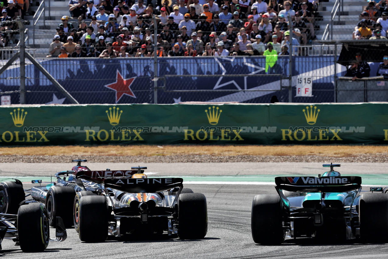 GP STATI UNITI, Esteban Ocon (FRA) Alpine F1 Team A524 e Lance Stroll (CDN) Aston Martin F1 Team AMR24 battle for position.

20.10.2024. Formula 1 World Championship, Rd 19, United States Grand Prix, Austin, Texas, USA, Gara Day.

- www.xpbimages.com, EMail: requests@xpbimages.com © Copyright: Bearne / XPB Images