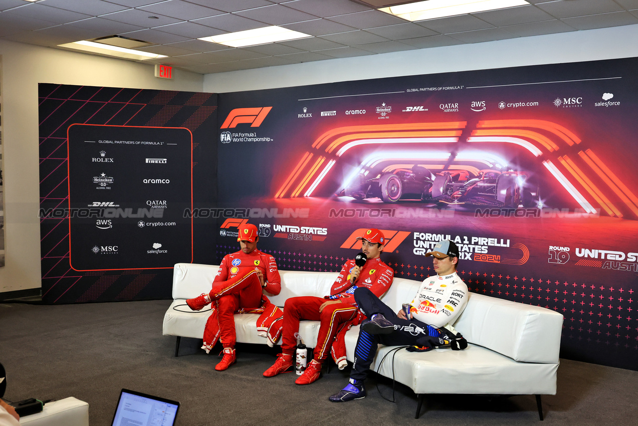 GP STATI UNITI, (L to R): Carlos Sainz Jr (ESP) Ferrari; Charles Leclerc (MON) Ferrari; e Max Verstappen (NLD) Red Bull Racing, in the post race FIA Press Conference.

20.10.2024. Formula 1 World Championship, Rd 19, United States Grand Prix, Austin, Texas, USA, Gara Day.

- www.xpbimages.com, EMail: requests@xpbimages.com © Copyright: Moy / XPB Images