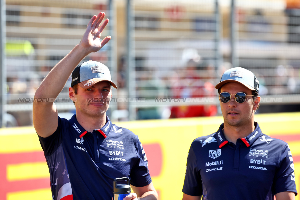 GP STATI UNITI, (L to R): Max Verstappen (NLD) Red Bull Racing e Sergio Perez (MEX) Red Bull Racing on the drivers' parade.

20.10.2024. Formula 1 World Championship, Rd 19, United States Grand Prix, Austin, Texas, USA, Gara Day.

- www.xpbimages.com, EMail: requests@xpbimages.com © Copyright: Batchelor / XPB Images