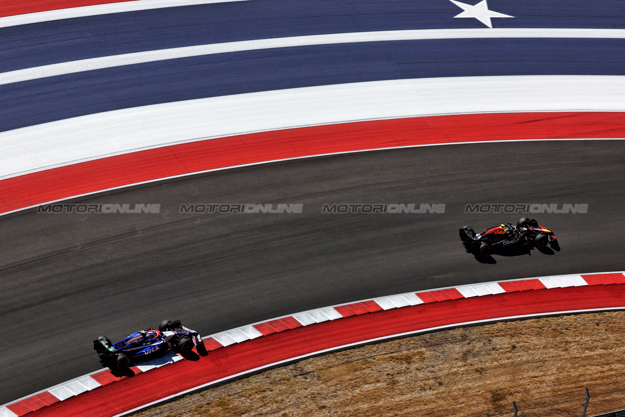 GP STATI UNITI, Sergio Perez (MEX) Red Bull Racing RB20 e Yuki Tsunoda (JPN) RB VCARB 01.

20.10.2024. Formula 1 World Championship, Rd 19, United States Grand Prix, Austin, Texas, USA, Gara Day.

 - www.xpbimages.com, EMail: requests@xpbimages.com © Copyright: Coates / XPB Images