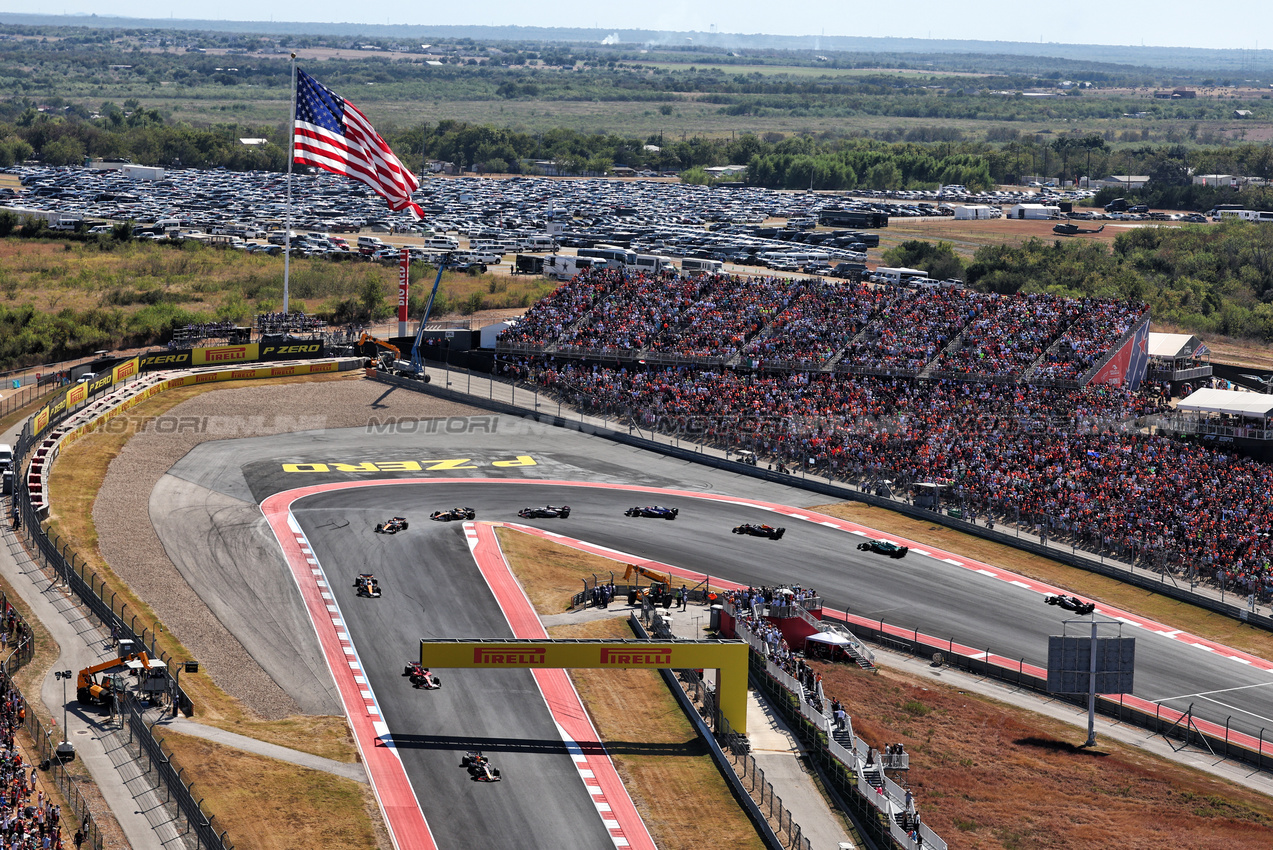 GP STATI UNITI, Max Verstappen (NLD) Red Bull Racing RB20.

20.10.2024. Formula 1 World Championship, Rd 19, United States Grand Prix, Austin, Texas, USA, Gara Day.

 - www.xpbimages.com, EMail: requests@xpbimages.com © Copyright: Coates / XPB Images