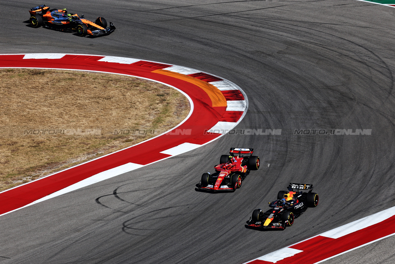 GP STATI UNITI, Max Verstappen (NLD) Red Bull Racing RB20 e Carlos Sainz Jr (ESP) Ferrari SF-24 battle for position.

20.10.2024. Formula 1 World Championship, Rd 19, United States Grand Prix, Austin, Texas, USA, Gara Day.

 - www.xpbimages.com, EMail: requests@xpbimages.com © Copyright: Coates / XPB Images