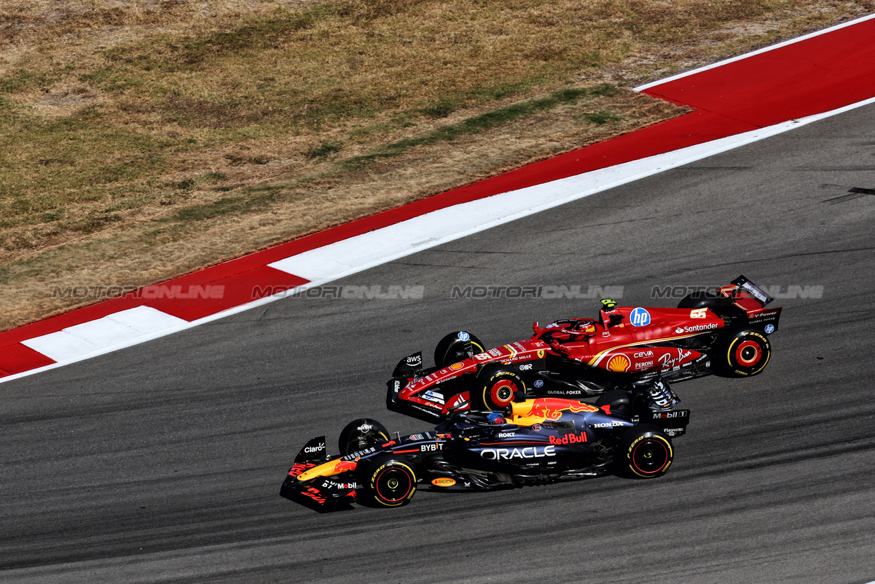 GP STATI UNITI, Max Verstappen (NLD) Red Bull Racing RB20 e Carlos Sainz Jr (ESP) Ferrari SF-24 battle for position.

20.10.2024. Formula 1 World Championship, Rd 19, United States Grand Prix, Austin, Texas, USA, Gara Day.

 - www.xpbimages.com, EMail: requests@xpbimages.com © Copyright: Coates / XPB Images