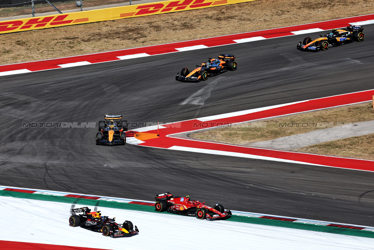 GP STATI UNITI, Carlos Sainz Jr (ESP) Ferrari SF-24 e Max Verstappen (NLD) Red Bull Racing RB20 battle for position.

20.10.2024. Formula 1 World Championship, Rd 19, United States Grand Prix, Austin, Texas, USA, Gara Day.

 - www.xpbimages.com, EMail: requests@xpbimages.com © Copyright: Coates / XPB Images