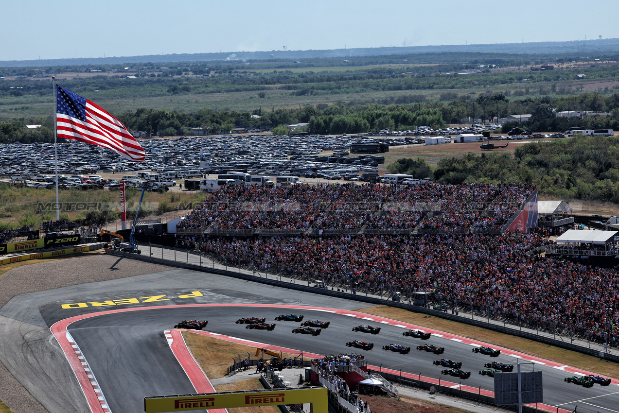 GP STATI UNITI, Lando Norris (GBR) McLaren MCL38 e Max Verstappen (NLD) Red Bull Racing RB20 battle for the lead at the partenza of the race.

20.10.2024. Formula 1 World Championship, Rd 19, United States Grand Prix, Austin, Texas, USA, Gara Day.

 - www.xpbimages.com, EMail: requests@xpbimages.com © Copyright: Coates / XPB Images