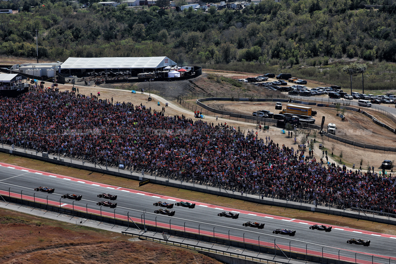 GP STATI UNITI, Lando Norris (GBR) McLaren MCL38 davanti a at the partenza of the race.

20.10.2024. Formula 1 World Championship, Rd 19, United States Grand Prix, Austin, Texas, USA, Gara Day.

 - www.xpbimages.com, EMail: requests@xpbimages.com © Copyright: Coates / XPB Images