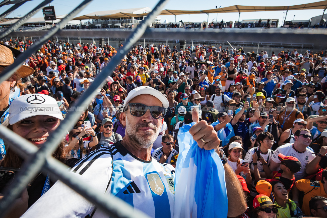 GP STATI UNITI, Franco Colapinto (ARG) Williams Racing fans at the end of the race.

20.10.2024. Formula 1 World Championship, Rd 19, United States Grand Prix, Austin, Texas, USA, Gara Day.

- www.xpbimages.com, EMail: requests@xpbimages.com © Copyright: Bearne / XPB Images