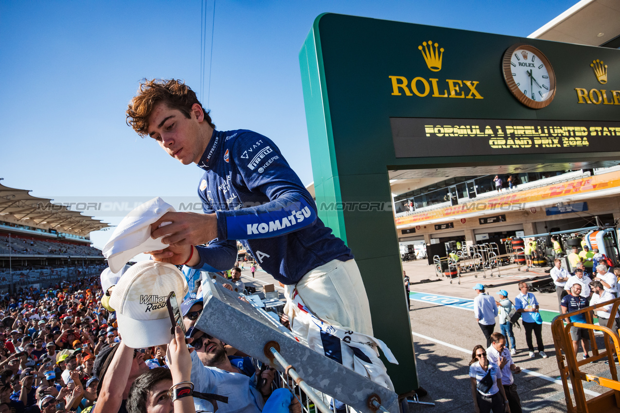 GP STATI UNITI, Franco Colapinto (ARG) Williams Racing celebrates with fans after the race.

20.10.2024. Formula 1 World Championship, Rd 19, United States Grand Prix, Austin, Texas, USA, Gara Day.

- www.xpbimages.com, EMail: requests@xpbimages.com © Copyright: Bearne / XPB Images