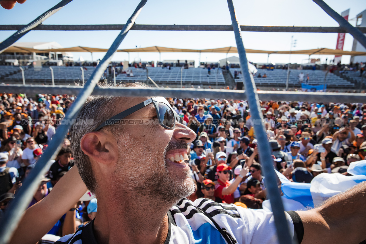 GP STATI UNITI, Franco Colapinto (ARG) Williams Racing fans at the end of the race.

20.10.2024. Formula 1 World Championship, Rd 19, United States Grand Prix, Austin, Texas, USA, Gara Day.

- www.xpbimages.com, EMail: requests@xpbimages.com © Copyright: Bearne / XPB Images