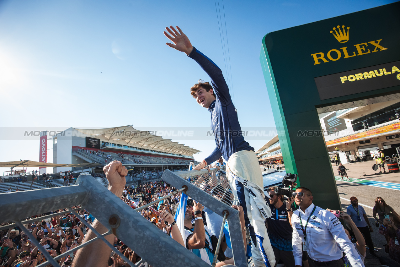 GP STATI UNITI, Franco Colapinto (ARG) Williams Racing celebrates with fans after the race.

20.10.2024. Formula 1 World Championship, Rd 19, United States Grand Prix, Austin, Texas, USA, Gara Day.

- www.xpbimages.com, EMail: requests@xpbimages.com © Copyright: Bearne / XPB Images