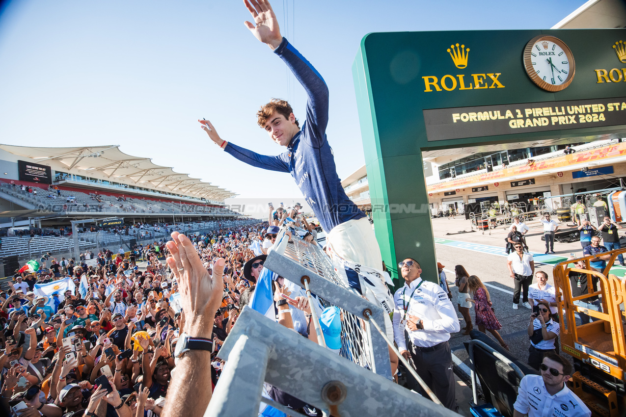 GP STATI UNITI, Franco Colapinto (ARG) Williams Racing celebrates with fans after the race.

20.10.2024. Formula 1 World Championship, Rd 19, United States Grand Prix, Austin, Texas, USA, Gara Day.

- www.xpbimages.com, EMail: requests@xpbimages.com © Copyright: Bearne / XPB Images