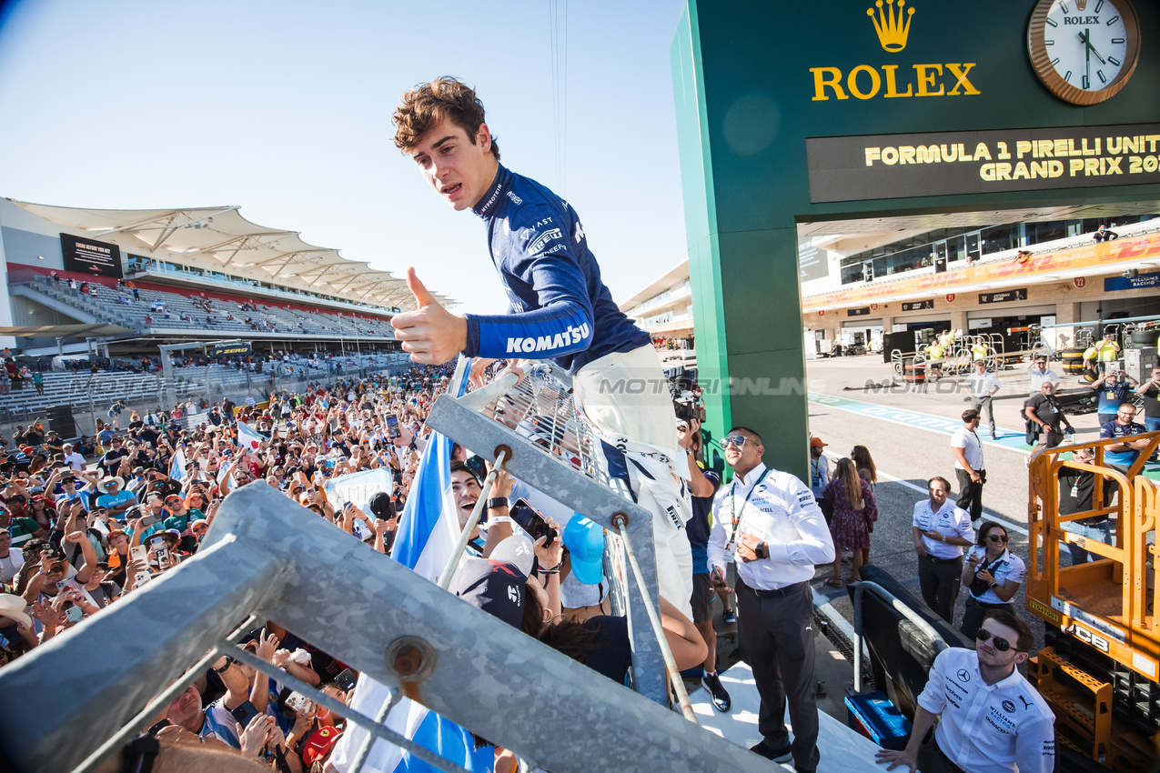 GP STATI UNITI, Franco Colapinto (ARG) Williams Racing celebrates with fans after the race.

20.10.2024. Formula 1 World Championship, Rd 19, United States Grand Prix, Austin, Texas, USA, Gara Day.

- www.xpbimages.com, EMail: requests@xpbimages.com © Copyright: Bearne / XPB Images