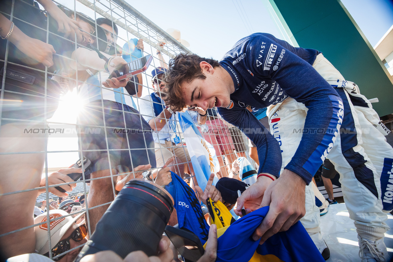 GP STATI UNITI, Franco Colapinto (ARG) Williams Racing celebrates with fans after the race.

20.10.2024. Formula 1 World Championship, Rd 19, United States Grand Prix, Austin, Texas, USA, Gara Day.

- www.xpbimages.com, EMail: requests@xpbimages.com © Copyright: Bearne / XPB Images