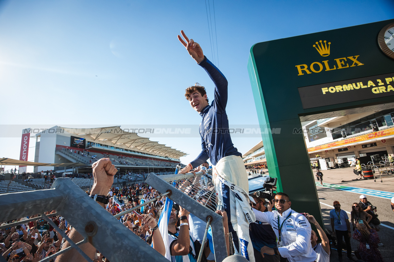 GP STATI UNITI, Franco Colapinto (ARG) Williams Racing celebrates with fans after the race.

20.10.2024. Formula 1 World Championship, Rd 19, United States Grand Prix, Austin, Texas, USA, Gara Day.

- www.xpbimages.com, EMail: requests@xpbimages.com © Copyright: Bearne / XPB Images