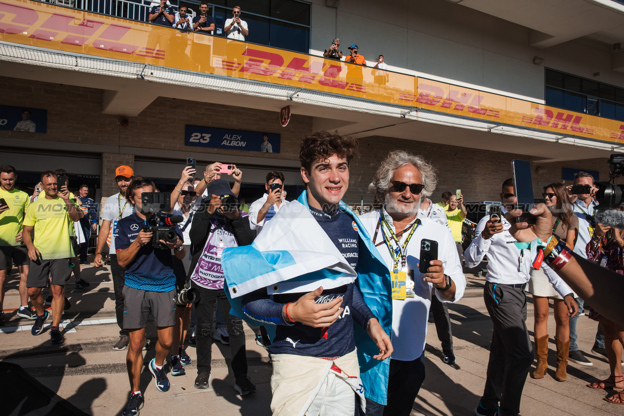 GP STATI UNITI, Franco Colapinto (ARG) Williams Racing celebrates with fans after the race.

20.10.2024. Formula 1 World Championship, Rd 19, United States Grand Prix, Austin, Texas, USA, Gara Day.

- www.xpbimages.com, EMail: requests@xpbimages.com © Copyright: Bearne / XPB Images