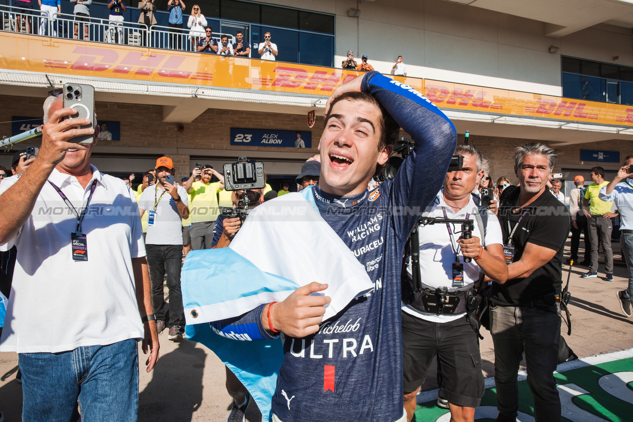 GP STATI UNITI, Franco Colapinto (ARG) Williams Racing celebrates with fans after the race.

20.10.2024. Formula 1 World Championship, Rd 19, United States Grand Prix, Austin, Texas, USA, Gara Day.

- www.xpbimages.com, EMail: requests@xpbimages.com © Copyright: Bearne / XPB Images