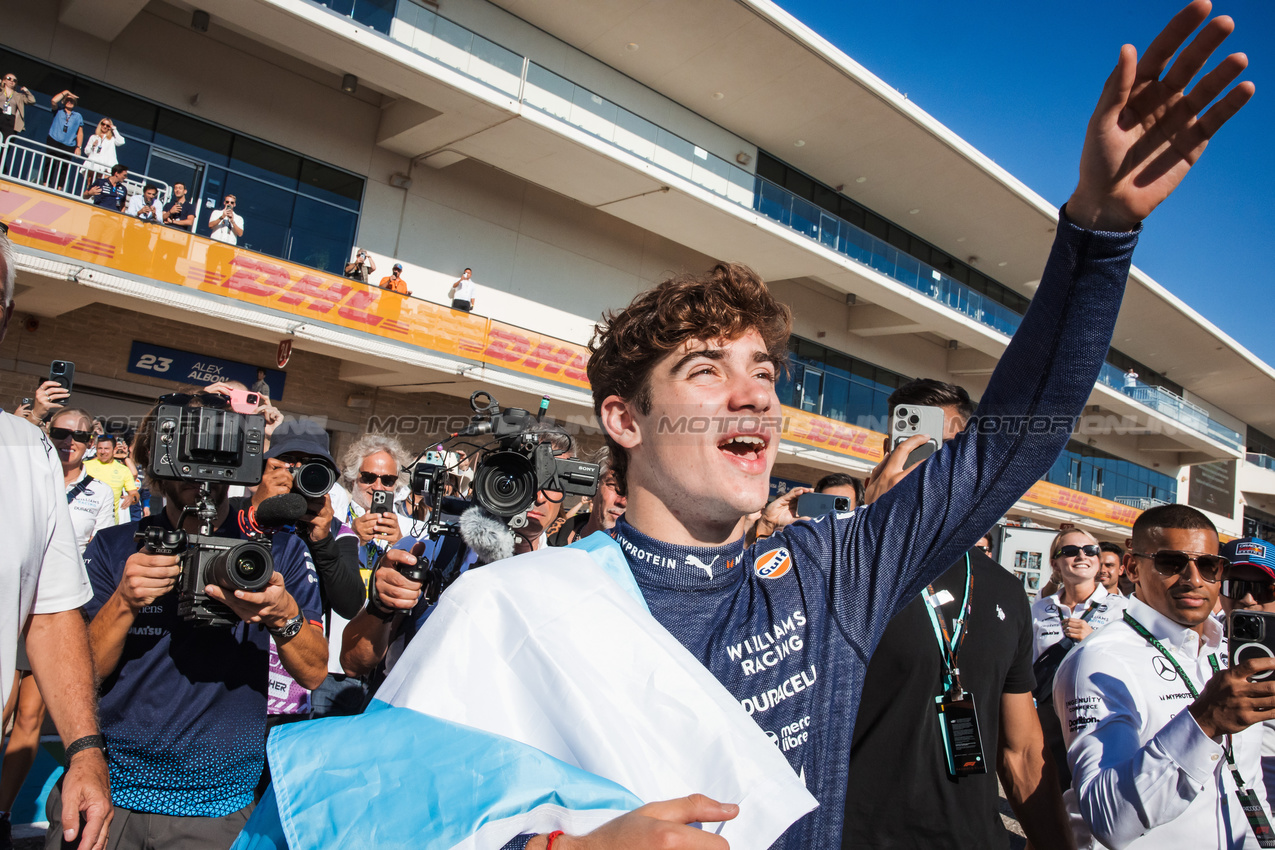 GP STATI UNITI, Franco Colapinto (ARG) Williams Racing celebrates with fans after the race.

20.10.2024. Formula 1 World Championship, Rd 19, United States Grand Prix, Austin, Texas, USA, Gara Day.

- www.xpbimages.com, EMail: requests@xpbimages.com © Copyright: Bearne / XPB Images