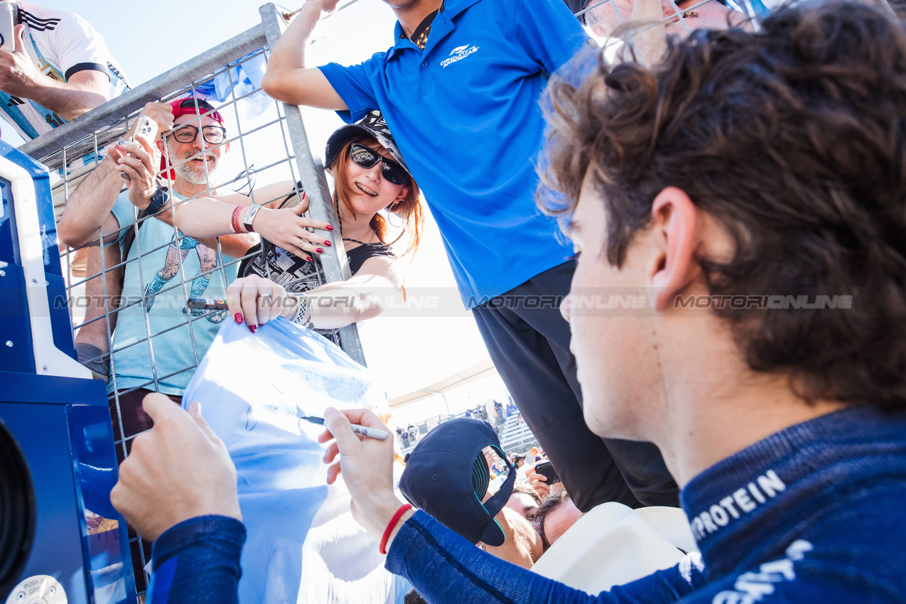 GP STATI UNITI, Franco Colapinto (ARG) Williams Racing celebrates with fans after the race.

20.10.2024. Formula 1 World Championship, Rd 19, United States Grand Prix, Austin, Texas, USA, Gara Day.

- www.xpbimages.com, EMail: requests@xpbimages.com © Copyright: Bearne / XPB Images