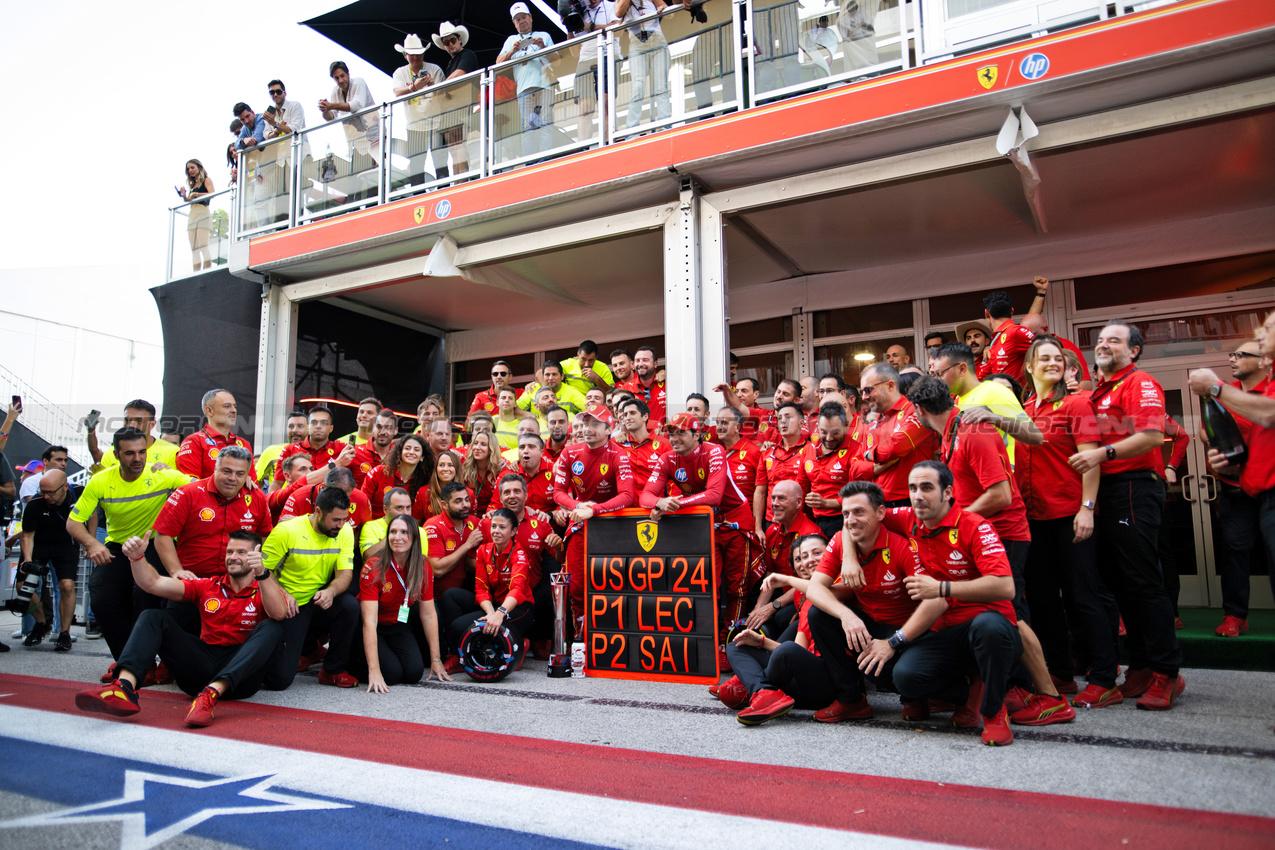 GP STATI UNITI, Charles Leclerc (MON) Ferrari e Carlos Sainz Jr (ESP) Ferrari celebrate a 1-2 finish with the team.

20.10.2024. Formula 1 World Championship, Rd 19, United States Grand Prix, Austin, Texas, USA, Gara Day.

- www.xpbimages.com, EMail: requests@xpbimages.com © Copyright: Price / XPB Images