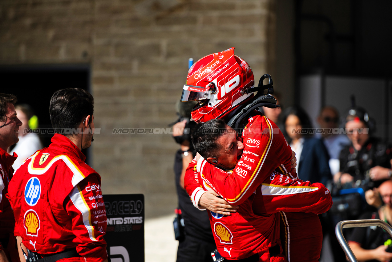 GP STATI UNITI, Gara winner Charles Leclerc (MON) Ferrari celebrates with the team in parc ferme.

20.10.2024. Formula 1 World Championship, Rd 19, United States Grand Prix, Austin, Texas, USA, Gara Day.

- www.xpbimages.com, EMail: requests@xpbimages.com © Copyright: Price / XPB Images