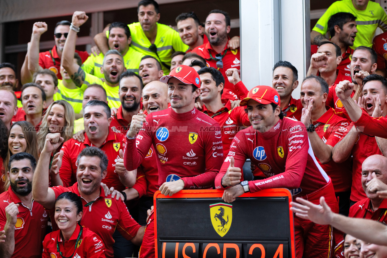 GP STATI UNITI, Charles Leclerc (MON) Ferrari e Carlos Sainz Jr (ESP) Ferrari celebrate a 1-2 finish with the team.

20.10.2024. Formula 1 World Championship, Rd 19, United States Grand Prix, Austin, Texas, USA, Gara Day.

- www.xpbimages.com, EMail: requests@xpbimages.com © Copyright: Price / XPB Images