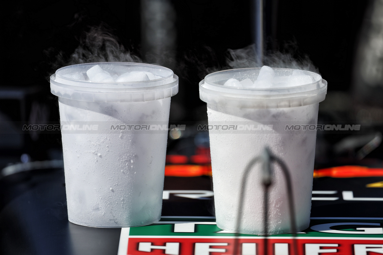 GP STATI UNITI, Cups of dry ice for a Red Bull Racing RB20 on the grid.

20.10.2024. Formula 1 World Championship, Rd 19, United States Grand Prix, Austin, Texas, USA, Gara Day.

 - www.xpbimages.com, EMail: requests@xpbimages.com © Copyright: Rew / XPB Images