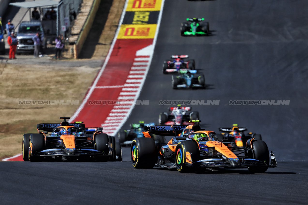 GP STATI UNITI, Lando Norris (GBR) McLaren MCL38.

20.10.2024. Formula 1 World Championship, Rd 19, United States Grand Prix, Austin, Texas, USA, Gara Day.

 - www.xpbimages.com, EMail: requests@xpbimages.com © Copyright: Rew / XPB Images