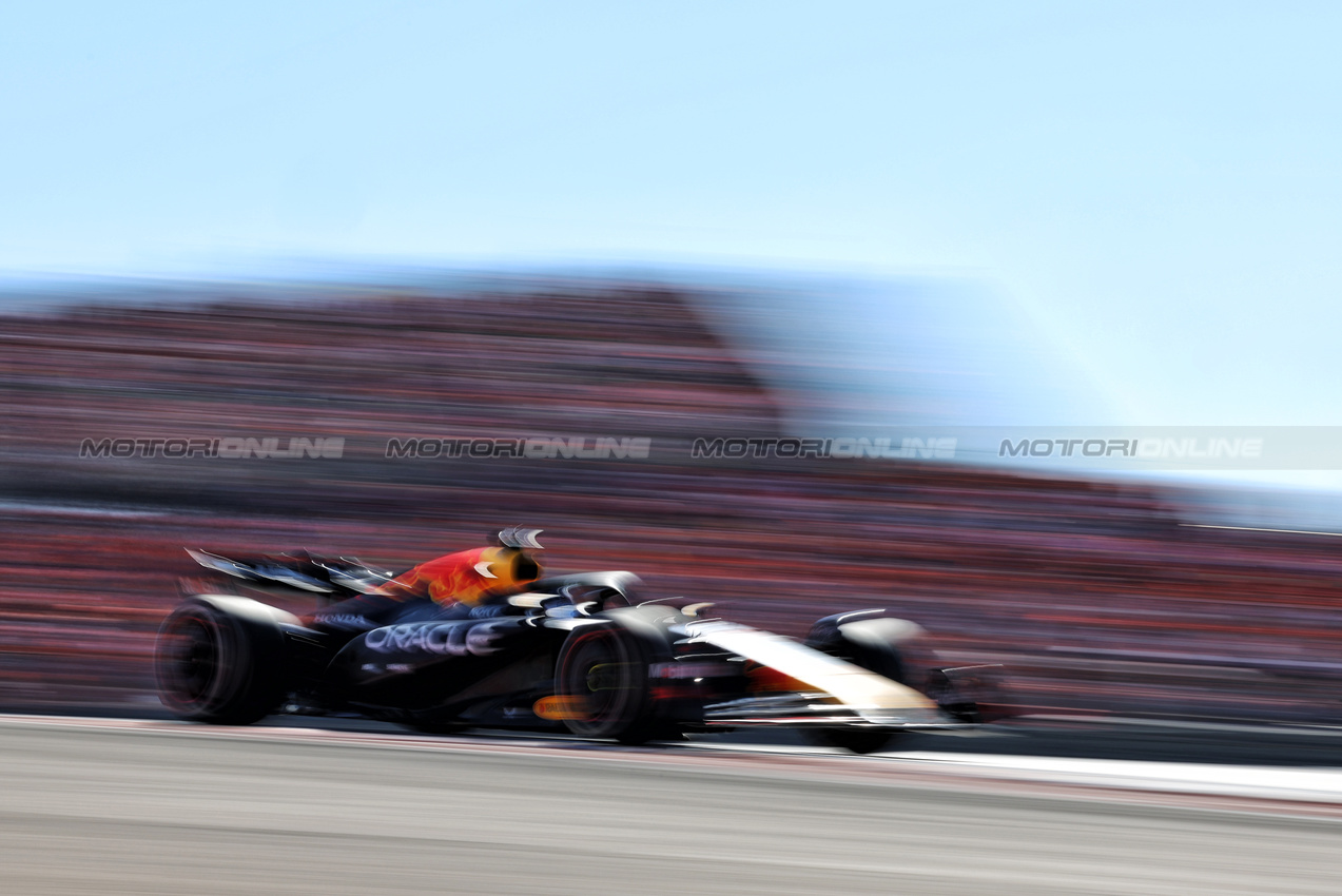 GP STATI UNITI, Max Verstappen (NLD) Red Bull Racing RB20.

20.10.2024. Formula 1 World Championship, Rd 19, United States Grand Prix, Austin, Texas, USA, Gara Day.

 - www.xpbimages.com, EMail: requests@xpbimages.com © Copyright: Rew / XPB Images