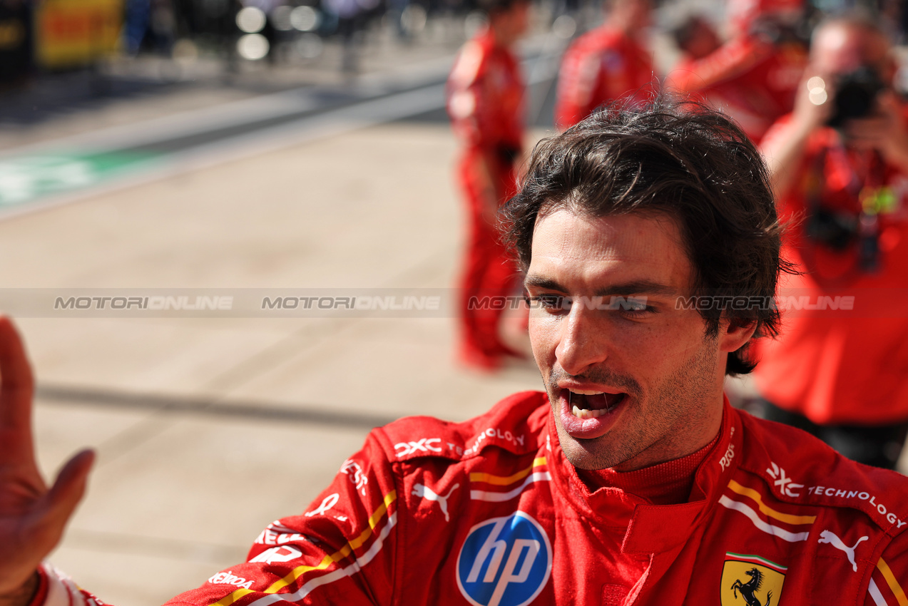 GP STATI UNITI, Carlos Sainz Jr (ESP) Ferrari celebrates his second position in parc ferme.

20.10.2024. Formula 1 World Championship, Rd 19, United States Grand Prix, Austin, Texas, USA, Gara Day.

 - www.xpbimages.com, EMail: requests@xpbimages.com © Copyright: Rew / XPB Images