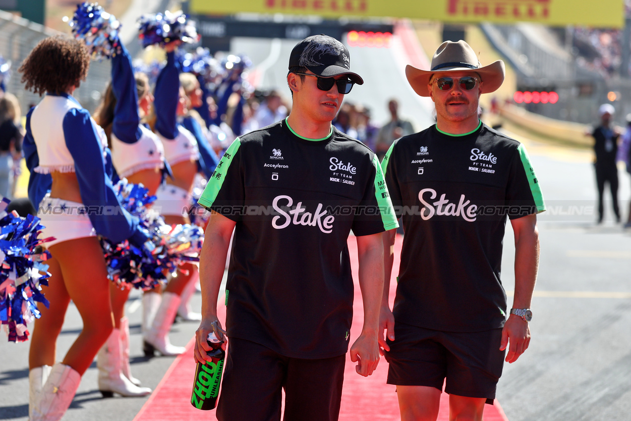 GP STATI UNITI, (L to R): Zhou Guanyu (CHN) Sauber e Valtteri Bottas (FIN) Sauber on the drivers' parade.

20.10.2024. Formula 1 World Championship, Rd 19, United States Grand Prix, Austin, Texas, USA, Gara Day.

- www.xpbimages.com, EMail: requests@xpbimages.com © Copyright: Moy / XPB Images