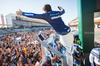 GP STATI UNITI, Franco Colapinto (ARG) Williams Racing celebrates with fans after the race.

20.10.2024. Formula 1 World Championship, Rd 19, United States Grand Prix, Austin, Texas, USA, Gara Day.

- www.xpbimages.com, EMail: requests@xpbimages.com © Copyright: Bearne / XPB Images