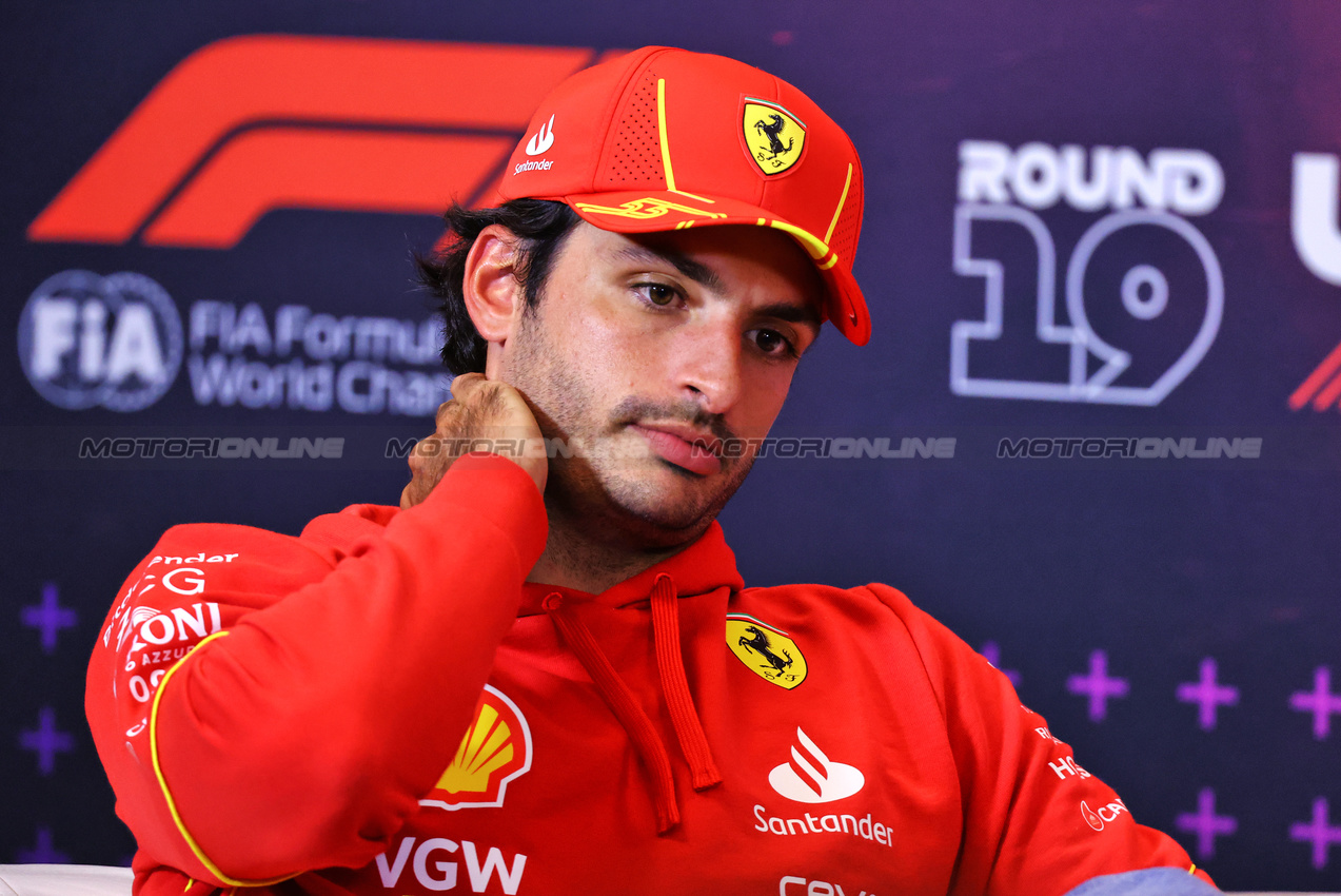 GP STATI UNITI, Carlos Sainz Jr (ESP) Ferrari in the FIA Press Conference.

17.10.2024. Formula 1 World Championship, Rd 19, United States Grand Prix, Austin, Texas, USA, Preparation Day.

- www.xpbimages.com, EMail: requests@xpbimages.com © Copyright: Batchelor / XPB Images