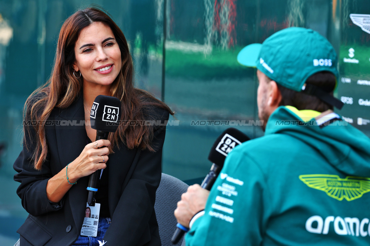 GP STATI UNITI, (L to R): Melissa Jimenez Dionisio (ESP) DAZN F1 TV Presenter with Fernando Alonso (ESP) Aston Martin F1 Team.

17.10.2024. Formula 1 World Championship, Rd 19, United States Grand Prix, Austin, Texas, USA, Preparation Day.

 - www.xpbimages.com, EMail: requests@xpbimages.com © Copyright: Coates / XPB Images