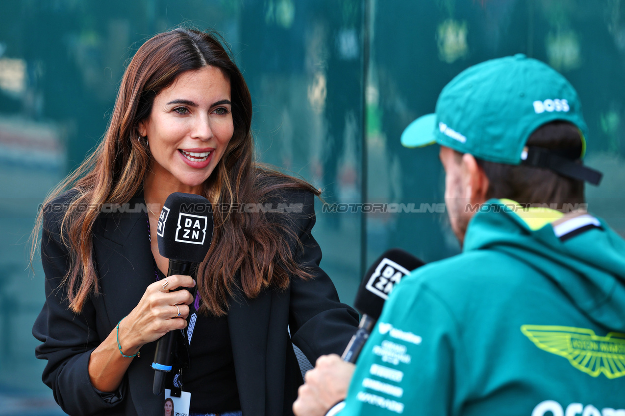 GP STATI UNITI, (L to R): Melissa Jimenez Dionisio (ESP) DAZN F1 TV Presenter with Fernando Alonso (ESP) Aston Martin F1 Team.

17.10.2024. Formula 1 World Championship, Rd 19, United States Grand Prix, Austin, Texas, USA, Preparation Day.

 - www.xpbimages.com, EMail: requests@xpbimages.com © Copyright: Coates / XPB Images