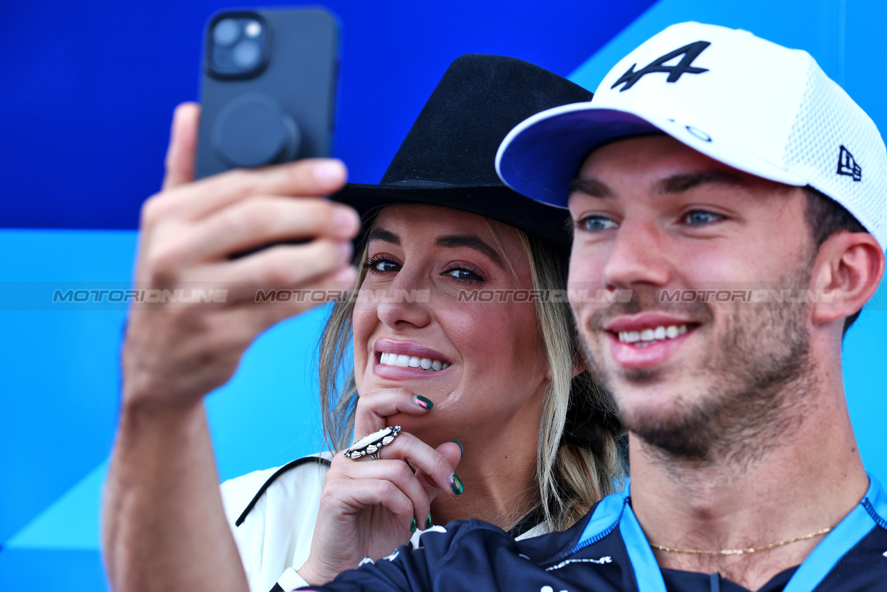 GP STATI UNITI, Pierre Gasly (FRA) Alpine F1 Team with Lainey Wilson (USA) Singer.

17.10.2024. Formula 1 World Championship, Rd 19, United States Grand Prix, Austin, Texas, USA, Preparation Day.

 - www.xpbimages.com, EMail: requests@xpbimages.com © Copyright: Coates / XPB Images