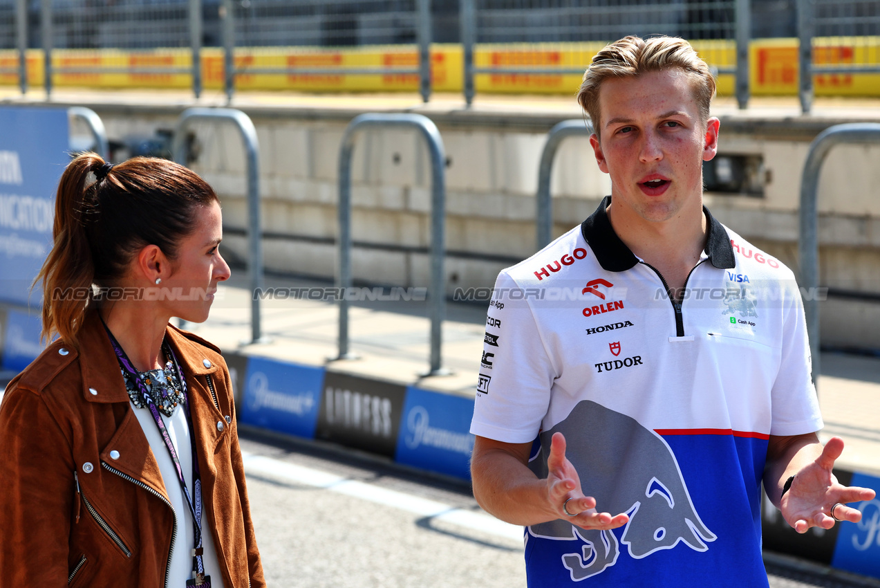 GP STATI UNITI, (L to R): Danica Patrick (USA) Sky Sports F1 Presenter with Liam Lawson (NZL) RB.

17.10.2024. Formula 1 World Championship, Rd 19, United States Grand Prix, Austin, Texas, USA, Preparation Day.

 - www.xpbimages.com, EMail: requests@xpbimages.com © Copyright: Coates / XPB Images