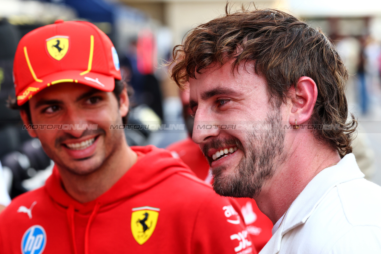 GP STATI UNITI, Paul Mescal (IRE) Actor with Carlos Sainz Jr (ESP) Ferrari.

17.10.2024. Formula 1 World Championship, Rd 19, United States Grand Prix, Austin, Texas, USA, Preparation Day.

 - www.xpbimages.com, EMail: requests@xpbimages.com © Copyright: Coates / XPB Images