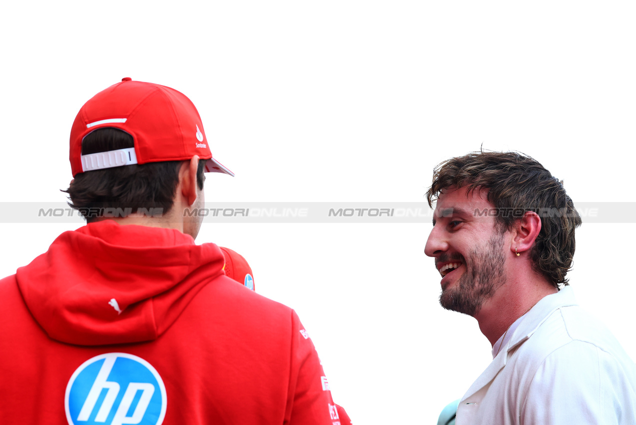 GP STATI UNITI, Paul Mescal (IRE) Actor with Carlos Sainz Jr (ESP) Ferrari.

17.10.2024. Formula 1 World Championship, Rd 19, United States Grand Prix, Austin, Texas, USA, Preparation Day.

 - www.xpbimages.com, EMail: requests@xpbimages.com © Copyright: Coates / XPB Images