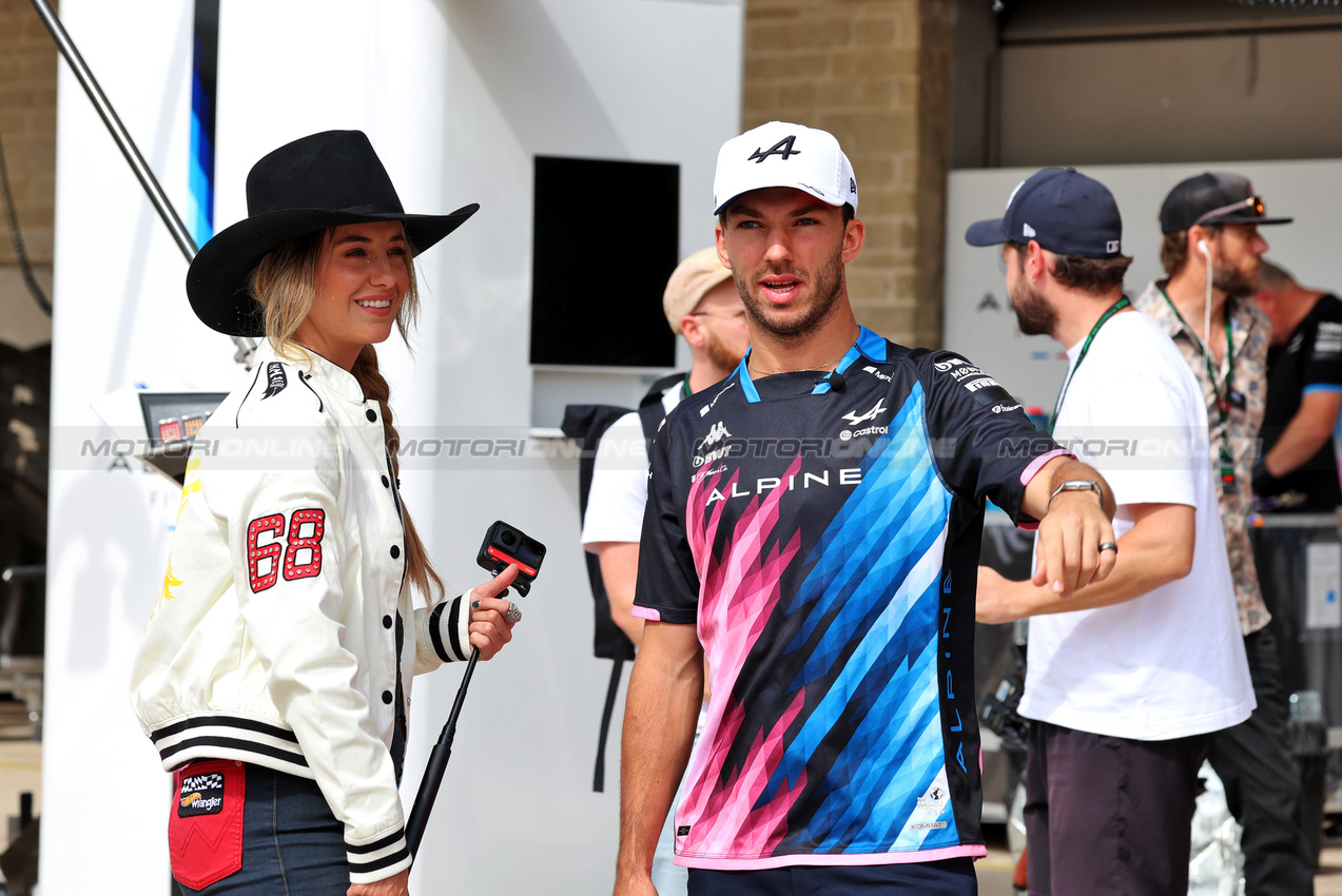 GP STATI UNITI, (L to R): Lainey Wilson (USA) Singer with Pierre Gasly (FRA) Alpine F1 Team.

17.10.2024. Formula 1 World Championship, Rd 19, United States Grand Prix, Austin, Texas, USA, Preparation Day.

 - www.xpbimages.com, EMail: requests@xpbimages.com © Copyright: Rew / XPB Images